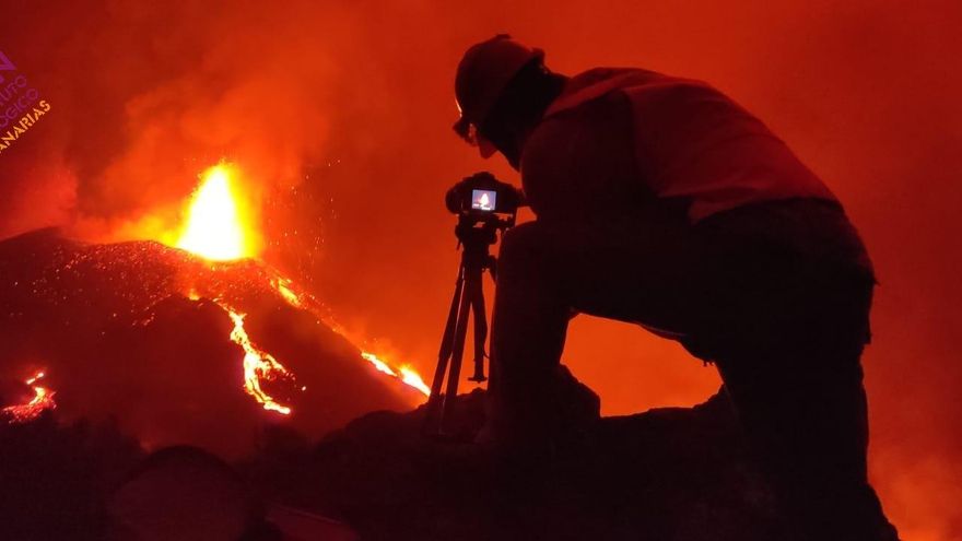 El avance de la lava por la colada primigenia provoca incendios en viviendas de la zona de Alcalá