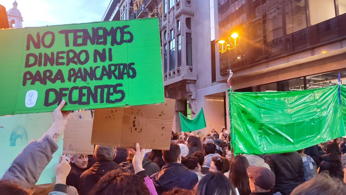 Algunas de las pancartas que se han podido ver en la manifestación por la educación pública en Zaragoza