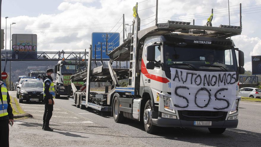 Agentes ante un camión en una de las protestas