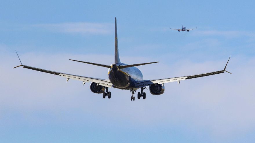En la imagen de archivo dos aviones surcan el cielo. EFE/Pep Morell