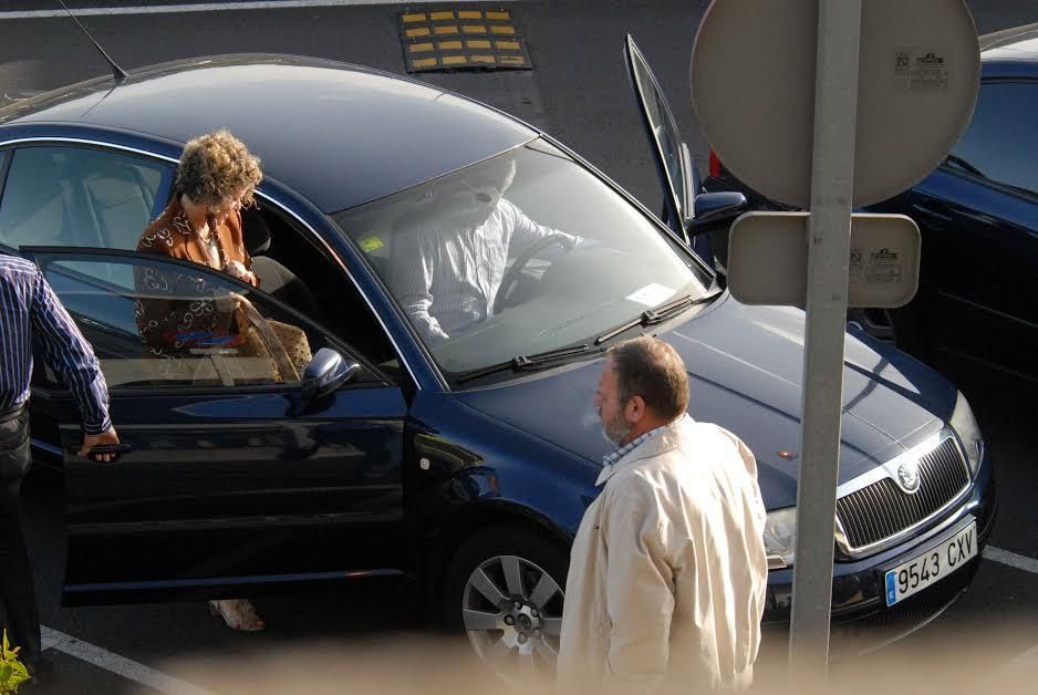 Fernando Bañolas, Mari Mar Julios y Juan Francisco Padrón suben al coche ofical del Ayuntamiento de La Laguna en el aparcamiento del aeropuerto