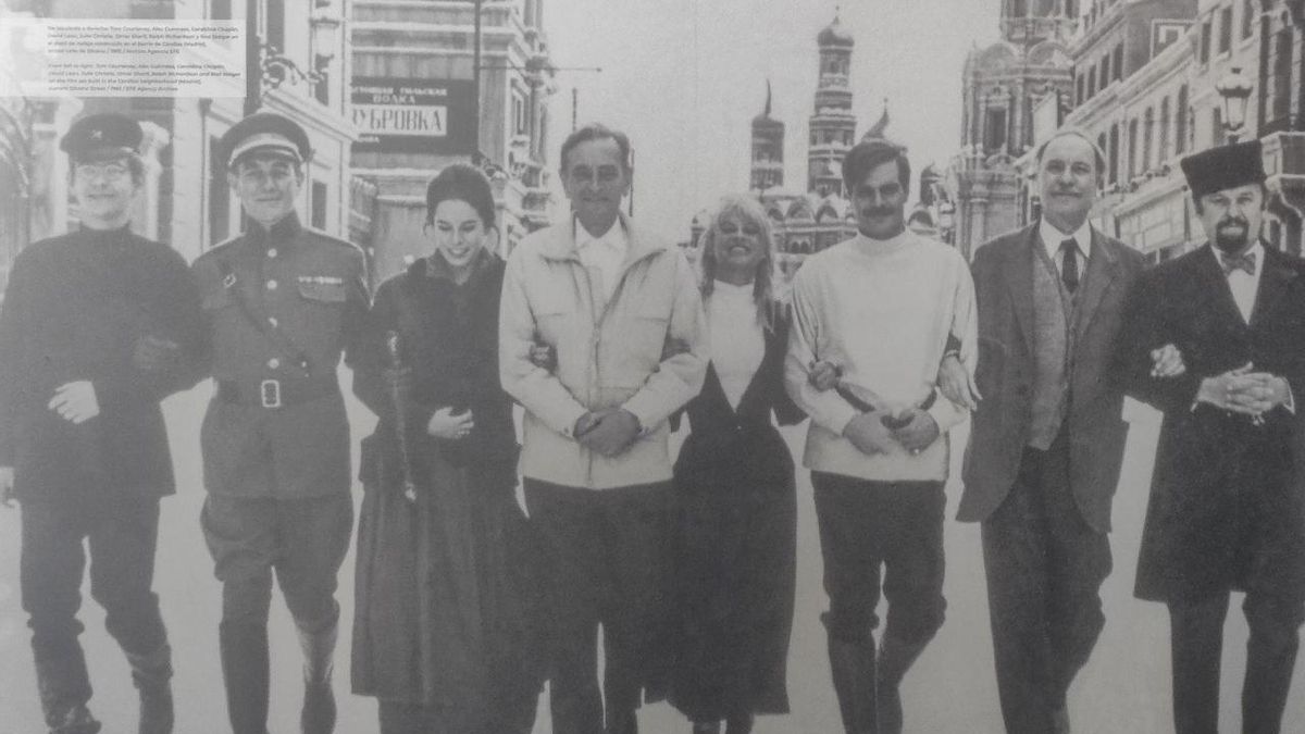Fotografía con el reparto principal y el director David Lean (cuarto por la izquierda) durante el rodaje de 'Doctor Zhivago', en el barrio de Canillas de Madrid, que se convirtió en Moscú.