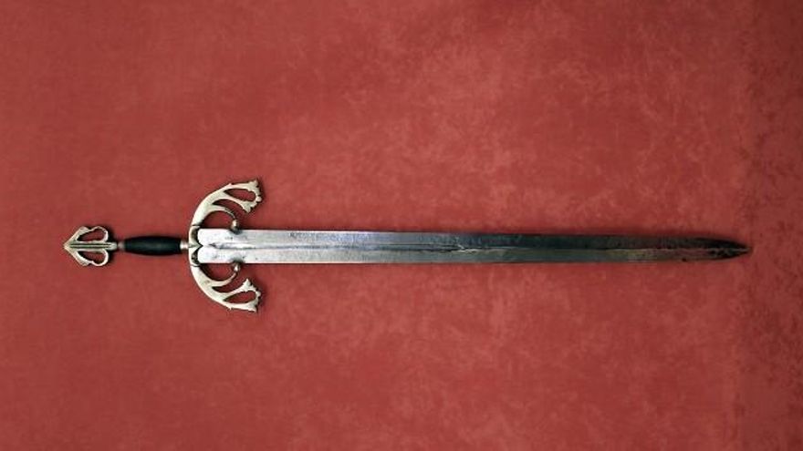 Una reproducción de la supuesta espada 'Tizona' del Cid, que no perteneció al Campeador, porque es falsa.