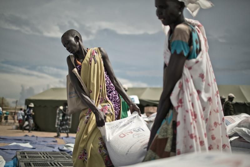 Organizaciones humanitarias como Oxfam Intermón están trabajando sobre el terreno para garantizar que las personas afectadas por el conflicto tienen acceso a comida, agua e instalaciones de higiene como letrinas y cabinas de baño. El campo de desplazados de Mingkaman, en Awerial, se ha convertido en refugio para casi 100.000 personas, principalmente de la etnia dinka, que huyeron de los enfrentamientos violentos en el estado de Jonglei, principalmente de la ciudad de Bor. Las personas que llegan necesitan agua, comida y un techo dónde refugiarse. Sudán del Sur afronta una grave crisis a causa de la violencia que se desató en diciembre de 2013 entre las fuerzas leales al presidente Salva Kiir, y los combatientes aliados al ex vicepresidente Riek Machar. Cerca de un millón de personas han tenido que abandonar sus hogares a causa de los enfrentamientos y se han quedado sin medios propios para alimentarse. Un tercio de la población sufre inseguridad alimentaria./Pablo Tosco/ Oxfam Intermón
