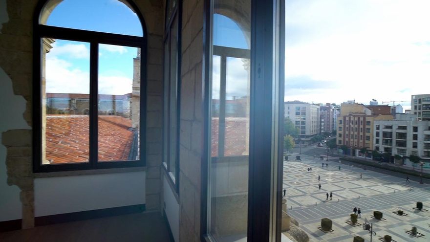 Vista de la torre más cercana al río Bernesga hacia la plaza de San Marcos.