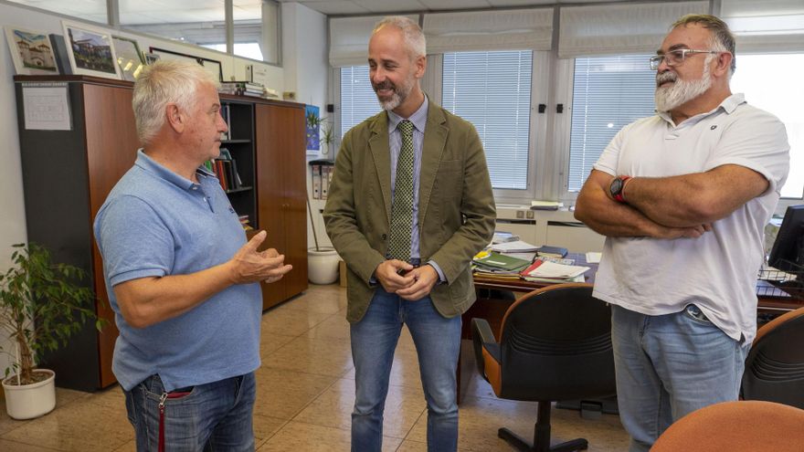 El Consejero de Educación, FP y Universidades, Sergio Silva, se reúne con el alcalde de Villaesusa, Constantino Fernández, y con el concejal del Área, Carlos Mico.