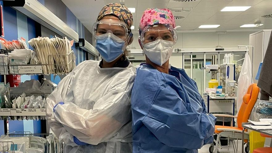 Elena, auxiliar de enfermería, y Emi durante una guardia en el Hospital General de València.