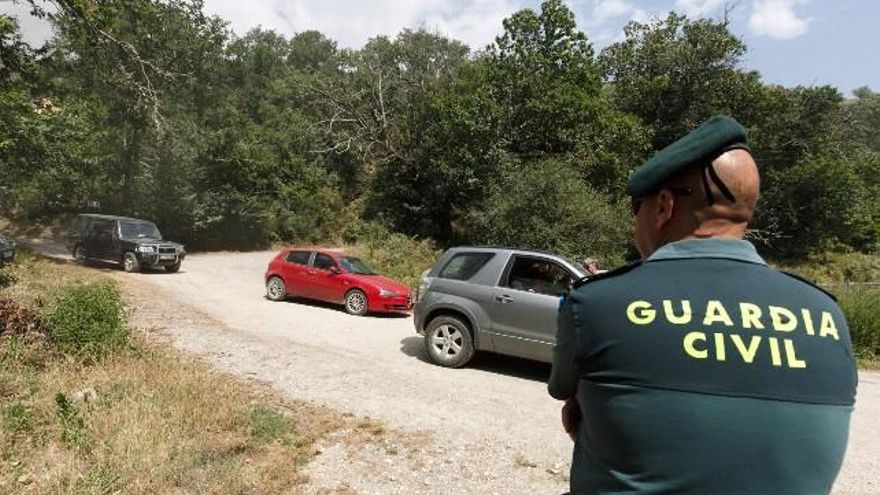 Incendio en el monte Aquiana en el Bierzo, por el que ha tenido que ser desalojado el pueblo de San Adrián de Valdueza. // César Sánchez / ICAL