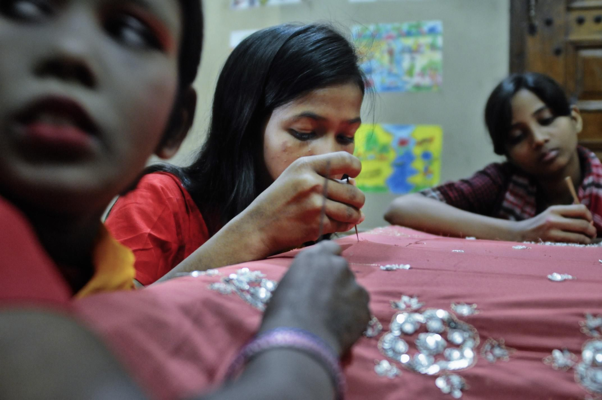 Clases de bordado y de costura en las 'Happy Homes' ayudan a que las chicas rescatadas de situaciones de vulnerabilidad adquieran conocimientos para poder sobrevivir por su cuenta. / Zigor Aldama.