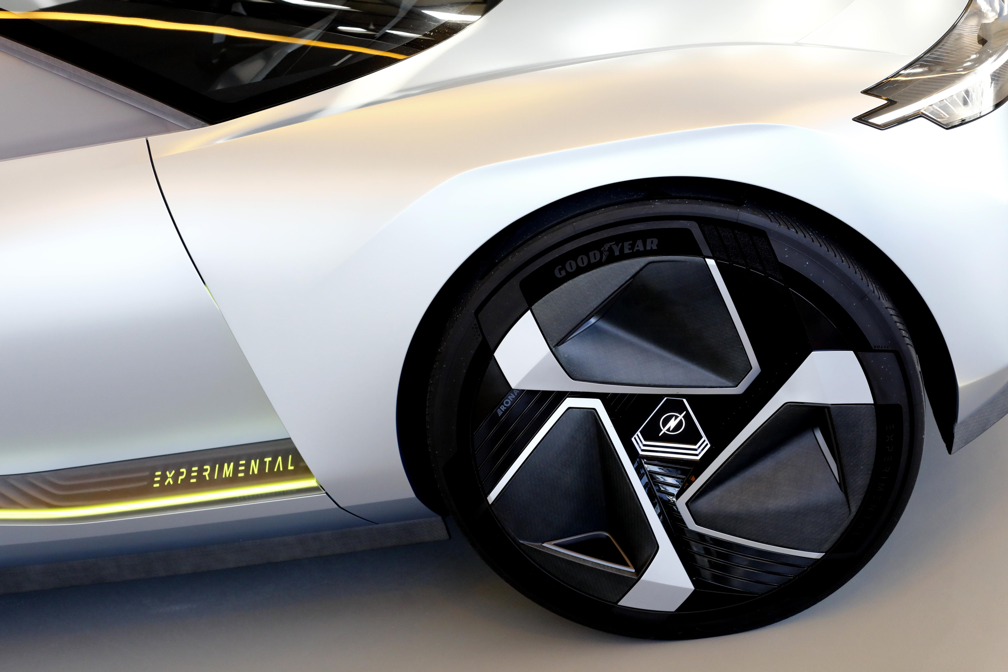Detalle de las llantas y los neumáticos aerodinámicos del Opel Experimental.