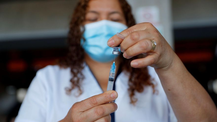 Fotografía de archivo de una trabajadora de salud mientras prepara una vacuna contra el coronavirus en una campaña de vacunación en Tegucigalpa (Honduras). EFE/ Gustavo Amador