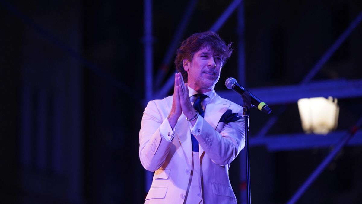 Manuel Lombo abrió la 17ª edición de La Noche Blanca en una abarrotada plaza de Las Tendillas