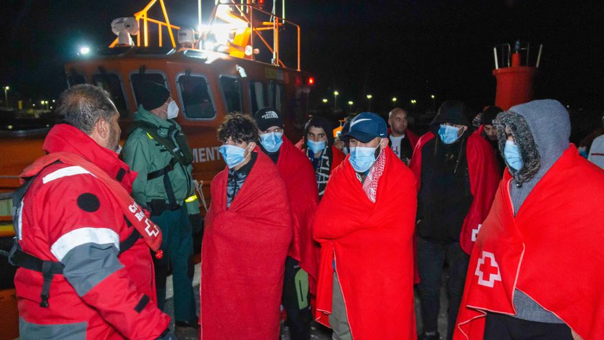 Rescatan a 51 inmigrantes en un pequeño pesquero cerca de la costa granadina