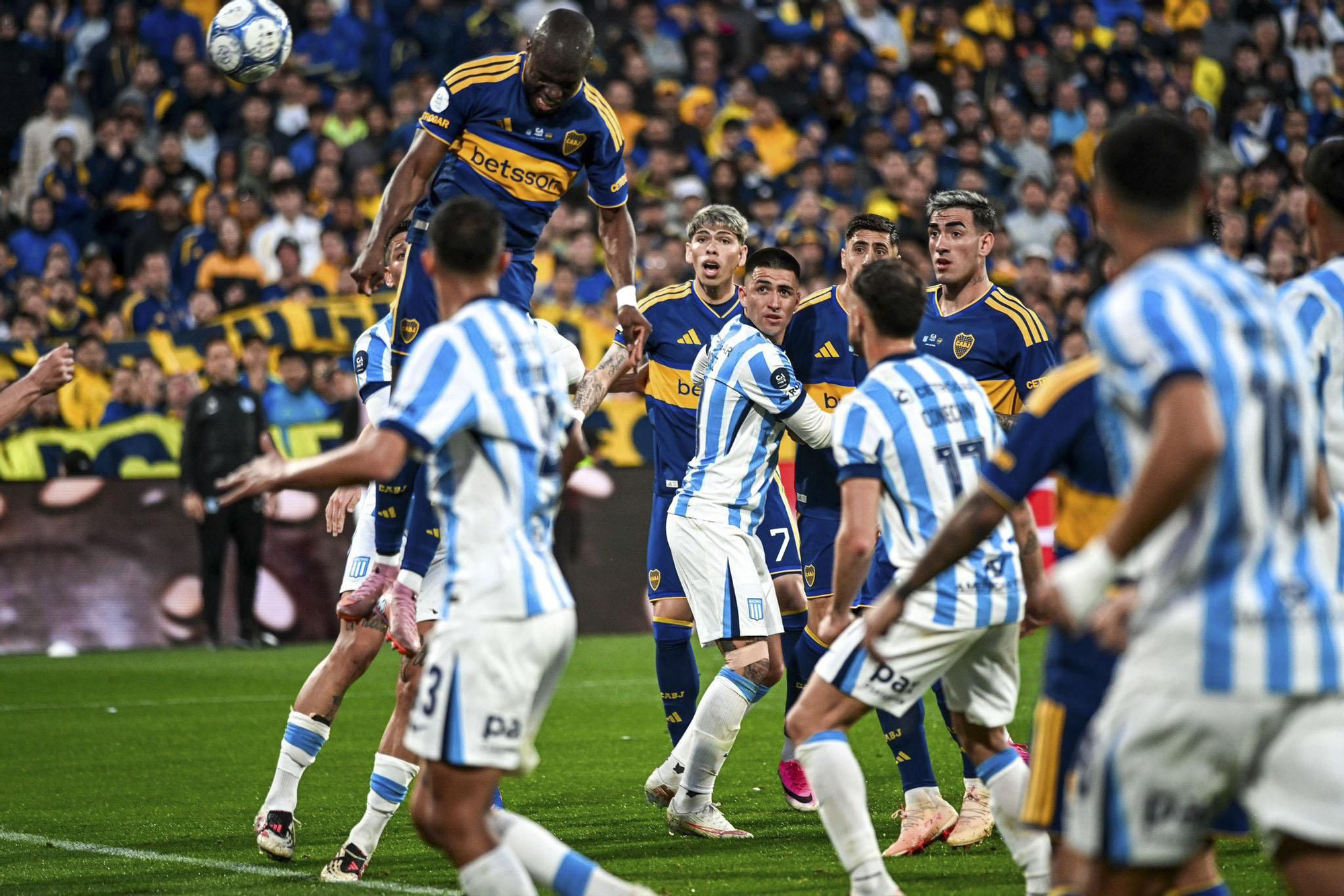 Boca le ganó 3-2 a Racing con tres goles de Valencia