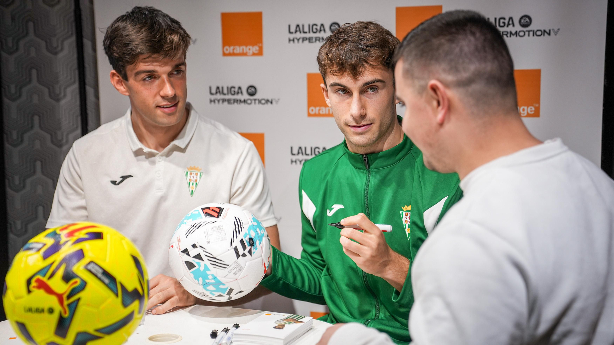 Mikel Goti e íker Álvarez firman autógrafos a los aficionados del Córdoba CF