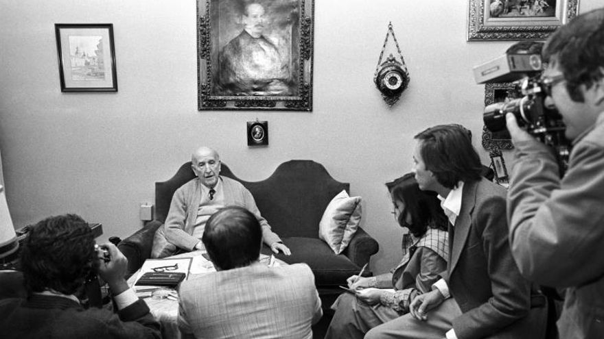 El escritor Vicente Aleixandre recibe a los periodistas en su domicilio de Madrid tras conocerse la noticia de que ha sido galardonado con el Premio Nobel de Literatura de 1977.