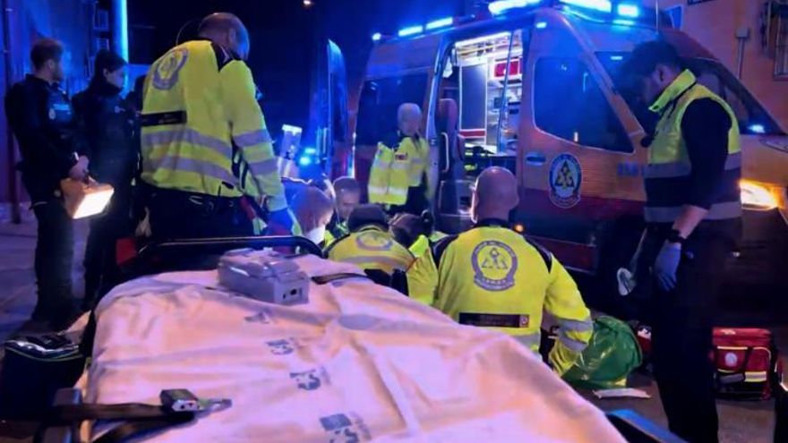 Un hombre que escalaba una fachada para robar en Puente de Vallecas sufre una grave caída de varios metros