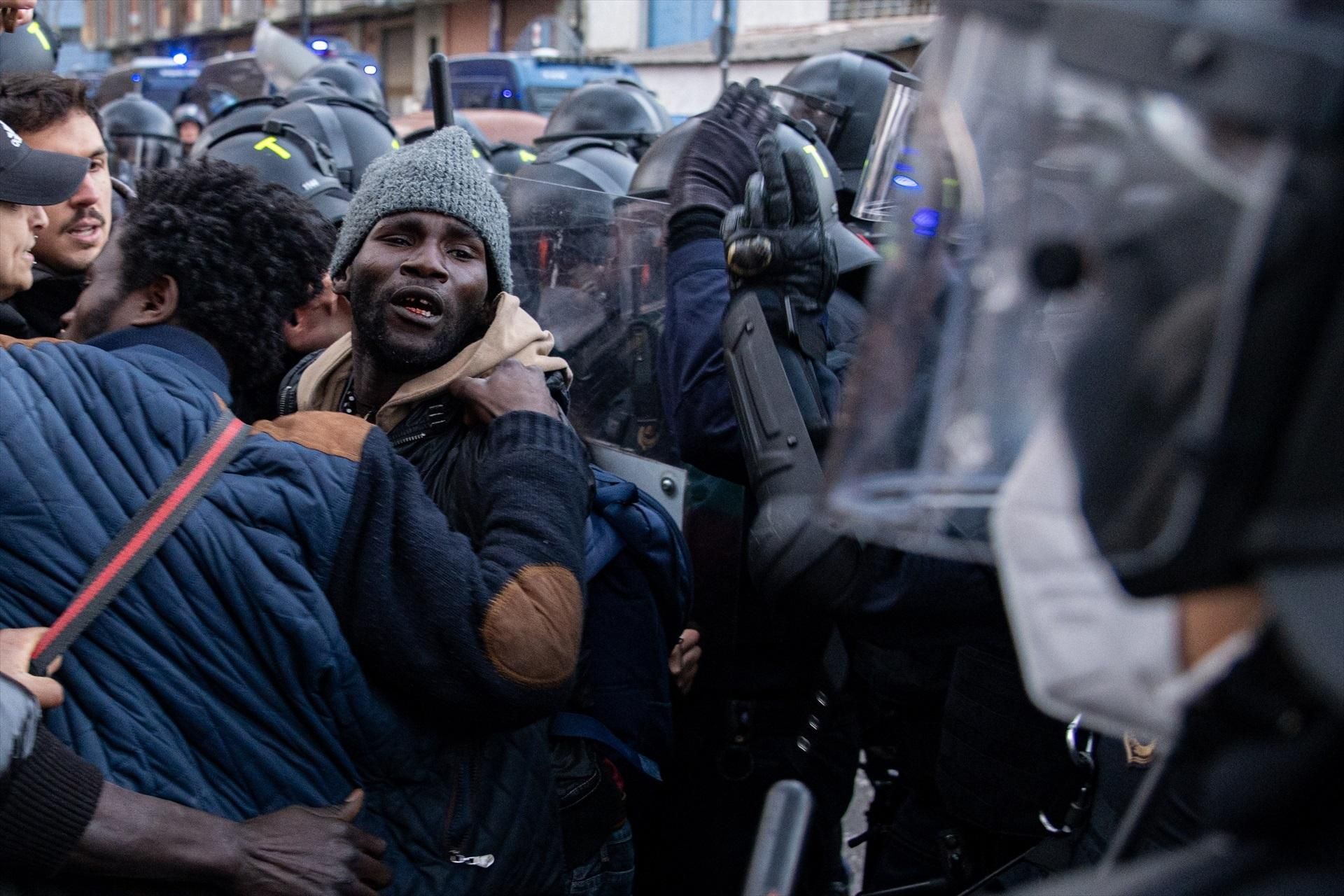 Las imágenes del desalojo de 400 personas en Badalona