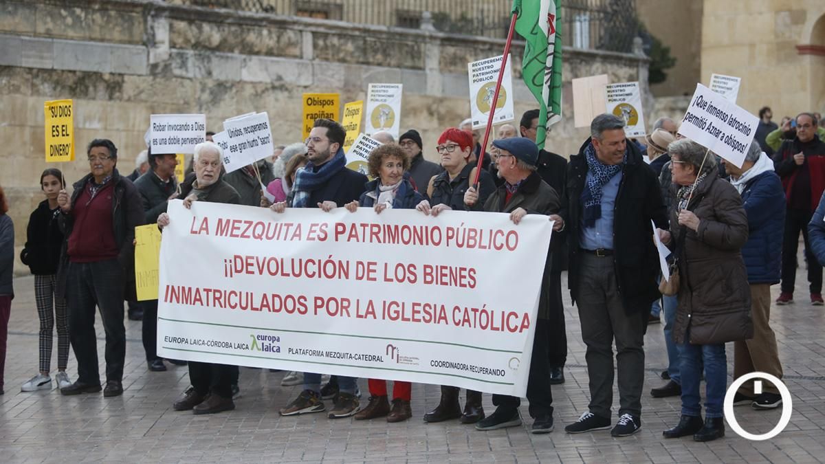 Concentración para denunciar el incumplimiento del Gobierno en la recuperación de los bienes inmatriculados por la Iglesia católica