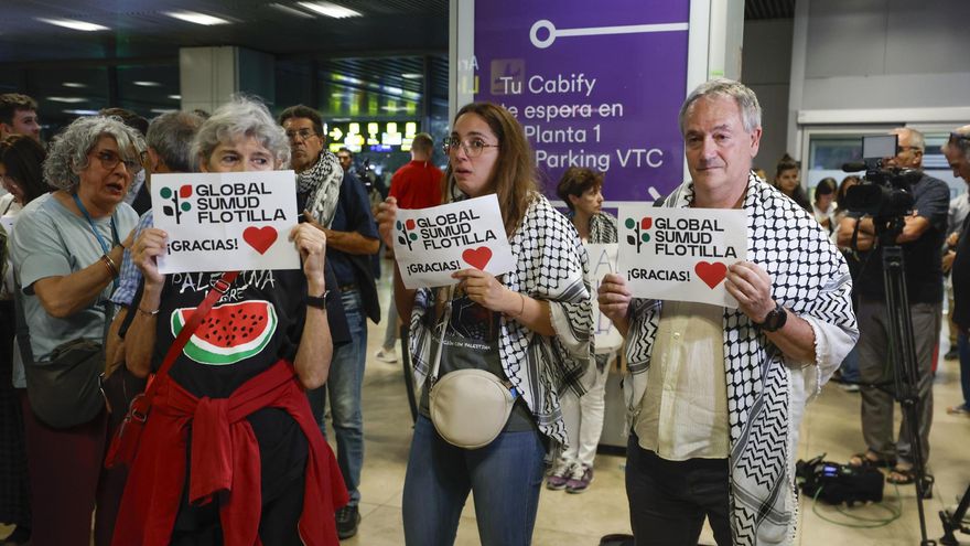 Un grupo de personas espera la llegada de 21 activistas españoles de la Flotilla Global Sumud el 5 de octubre de 2025