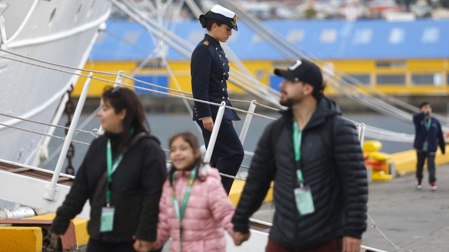 Más de 1.500 personas visitan Elcano en Punta Arenas: "Es de los buques más bellos"