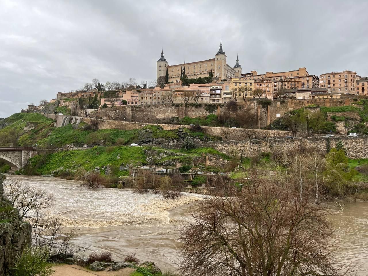 La crecida del río Tajo a su paso por Toledo tras la borrasca Jana, en imágenes