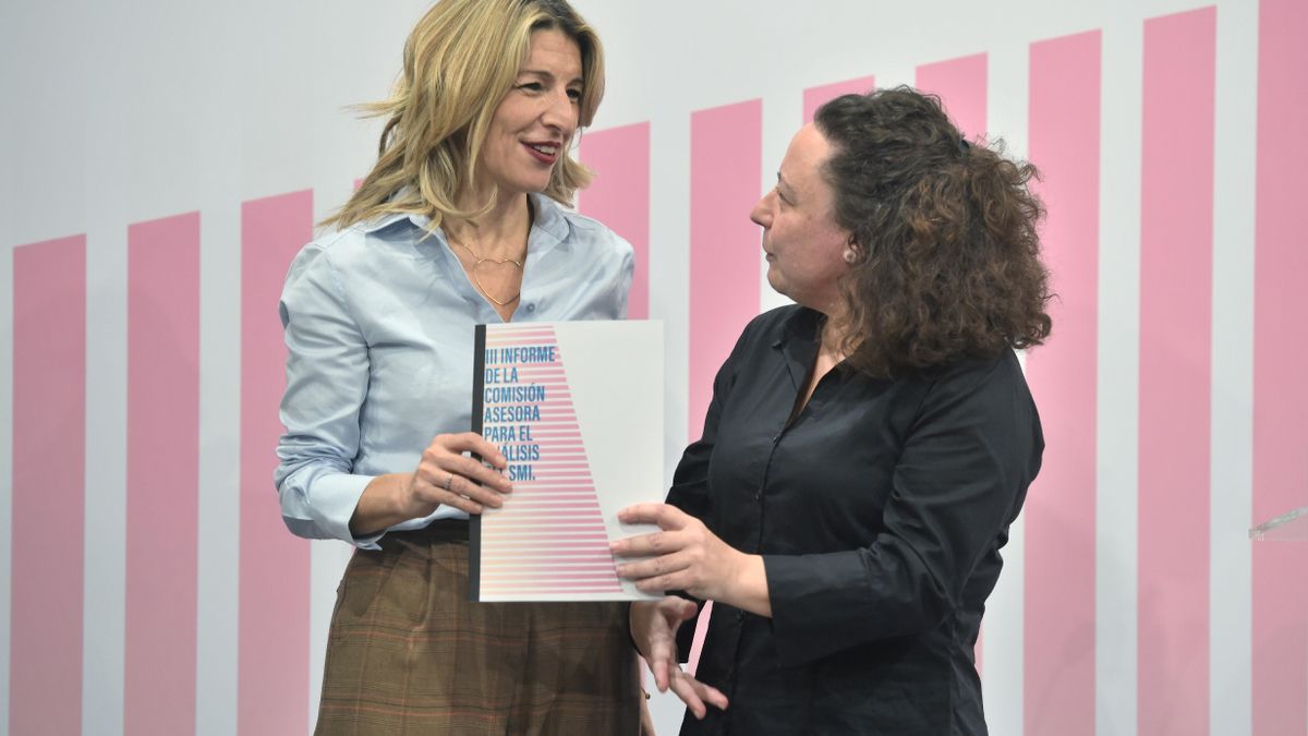 Yolanda Díaz recibe el informe de la comisión de expertos sobre el salario mínimo.