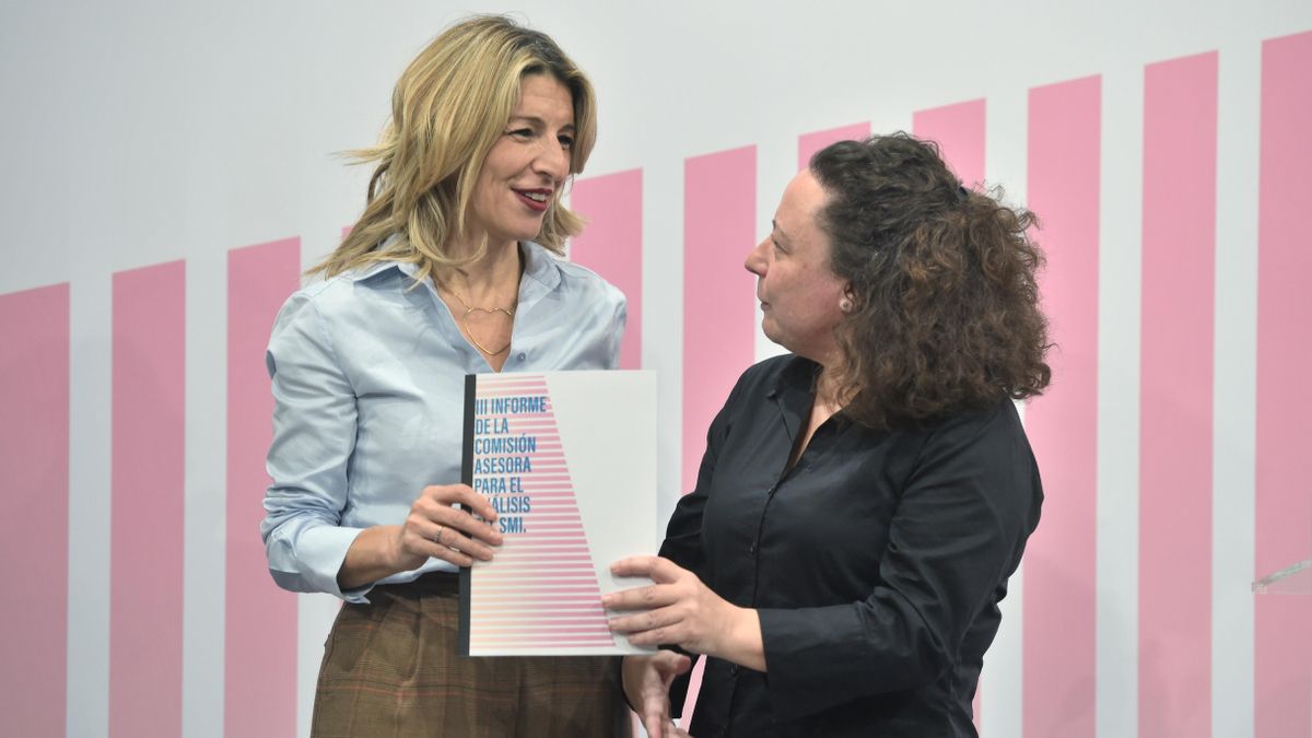 Yolanda Díaz recibe el informe de la comisión de expertos sobre el salario mínimo.