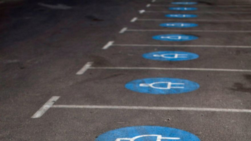 El frenazo en las fábricas por la falta de chips cuestiona que España cumpla sus objetivos de coches eléctricos