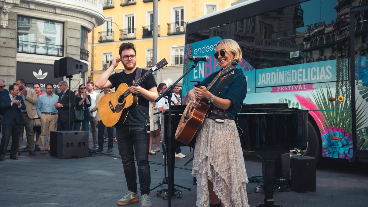 Hey Kid y Paula Mattheus toman por sorpresa la Gran Vía con sus canciones: “Ha sido increíble”