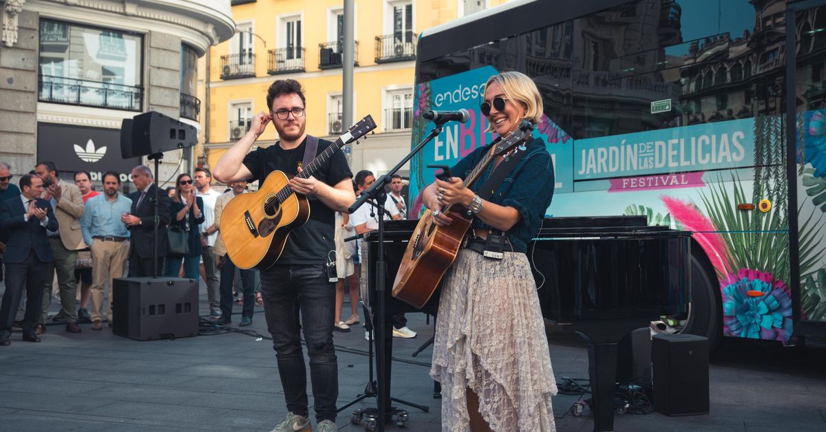 Hey Kid y Paula Mattheus toman por sorpresa la Gran Vía con sus canciones: “Ha sido increíble”