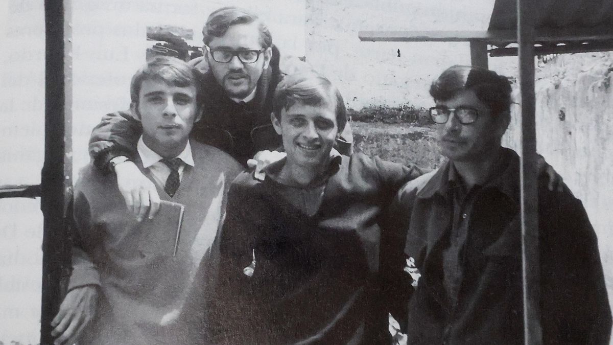 Enrique Caro a la izquierda de la imagen del libro 'Una isla de libertad en el mar del franquismo'