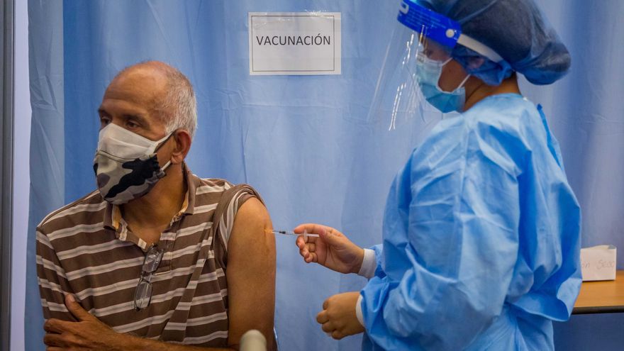 Un hombre recibe la vacuna contra la Covid-19 en una jornada de vacunación contra la Covid-19, el 2 de junio de 2021 en Caracas (Venezuela). EFE/ Miguel Gutiérrez/Archivo