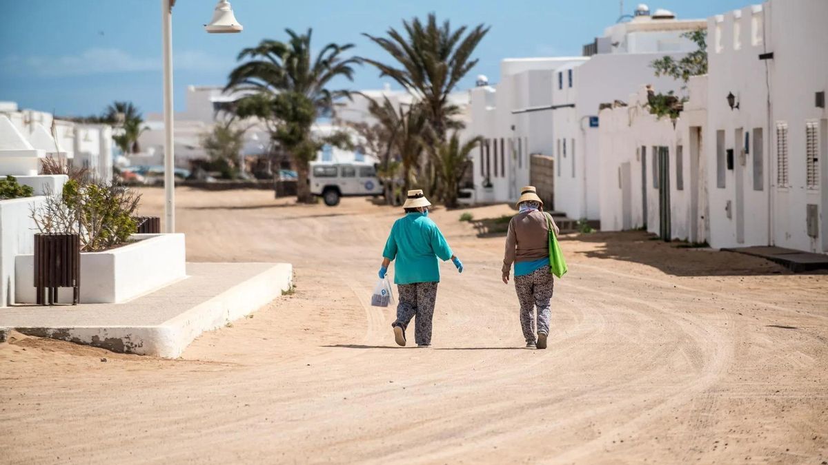 'El Sol de La Graciosa' reclama un plan energético con placas solares y baterías tras el apagón