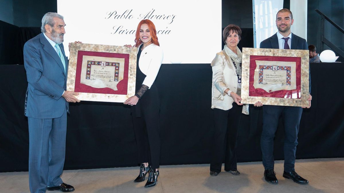 Sara García y Pablo Álvarez recogen el reconocimiento en la gala Leonés del Año 2022 de Radio León.