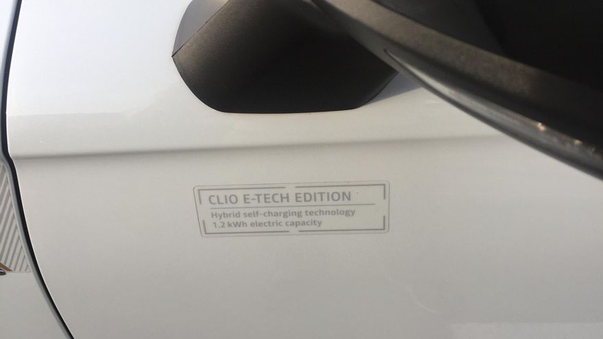 Etiqueta "Clio E-Tech Edition" bajo el retrovisor exterior.