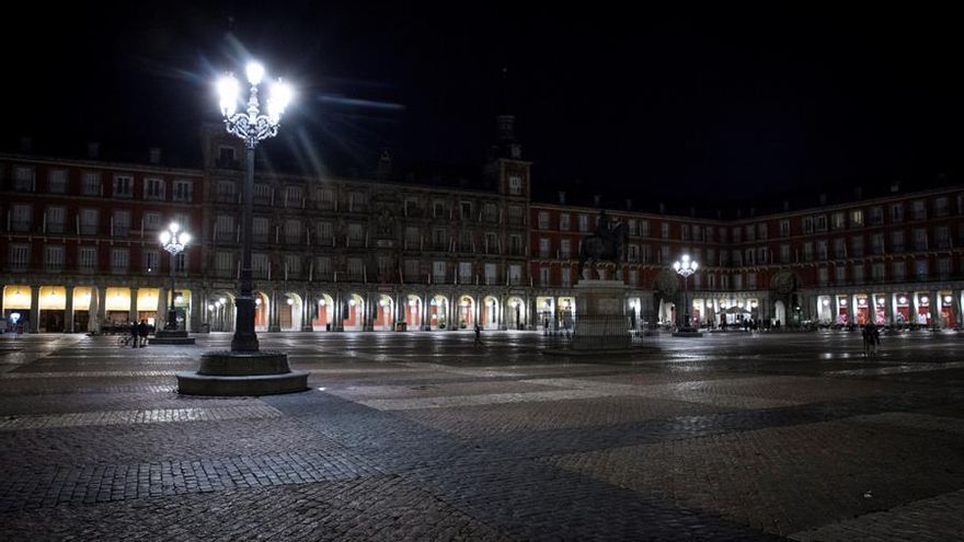 La Plaza Mayor de Madrid, sin gente minutos antes de la medianoche de este sábado.