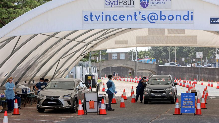 Varias personas se realizan pruebas COVID-19 en una unidad para conductores en unas instalaciones en Sydney, Nueva Gales del Sur, Australia, en una fotografía de archivo del 24 de enero de 2022.