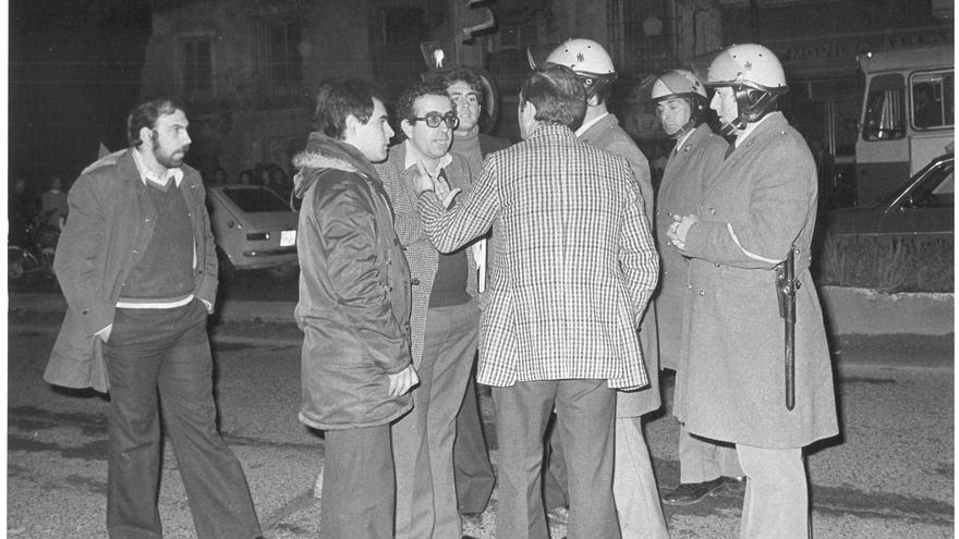 Iglesias y otros compañeros discuten con varios agentes | Atrapasueños