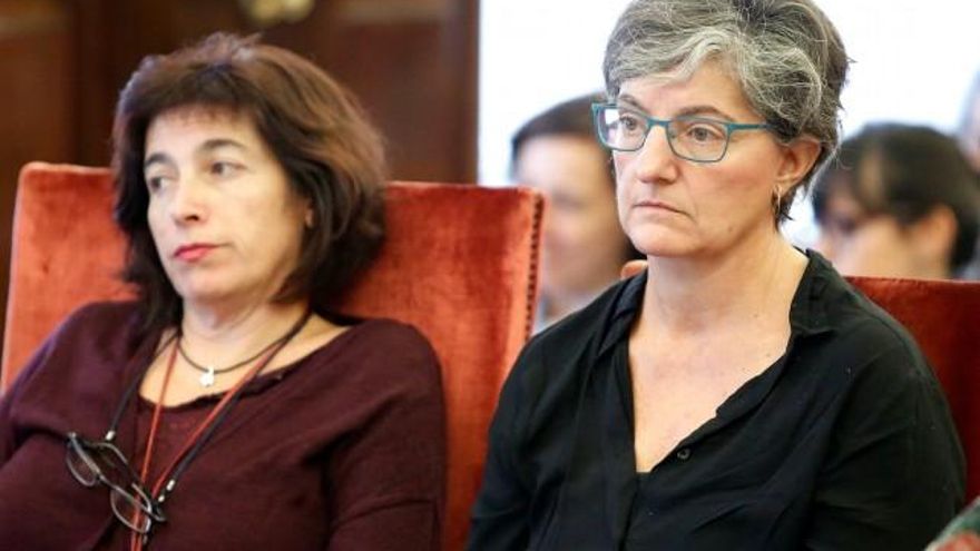 Carlos S. Campillo / ICAL. La nueva concejala de León en Común, María Concepción Lucas, (derecha) al lado de la edil Victoria Rodríguez (izquierda).