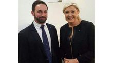 El presidente de Vox, Santiago Abascal, junto a la líder del Frente Nacional francés, Marine Le Pen.