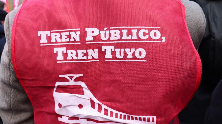 Los trabajadores de Adif y Renfe protestan tras los últimos accidentes: "Hay que actuar de forma radical”