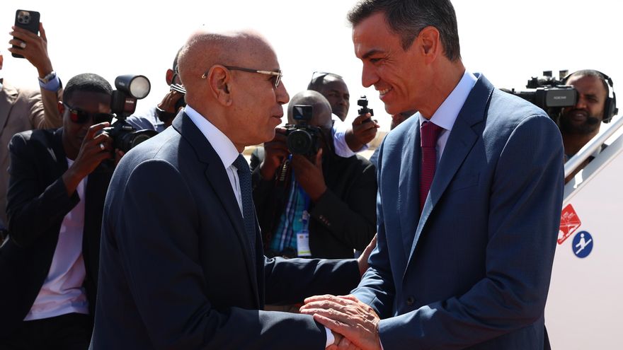 El presidente del Gobierno, Pedro Sánchez, junto al presidente de la República Islámica de Mauritania, Mohamed Cheikh El Ghazouani, durante un viaje oficial a la República Islámica de Mauritania, a 16 de julio de 2025, en Nouakchott (Mauritania).