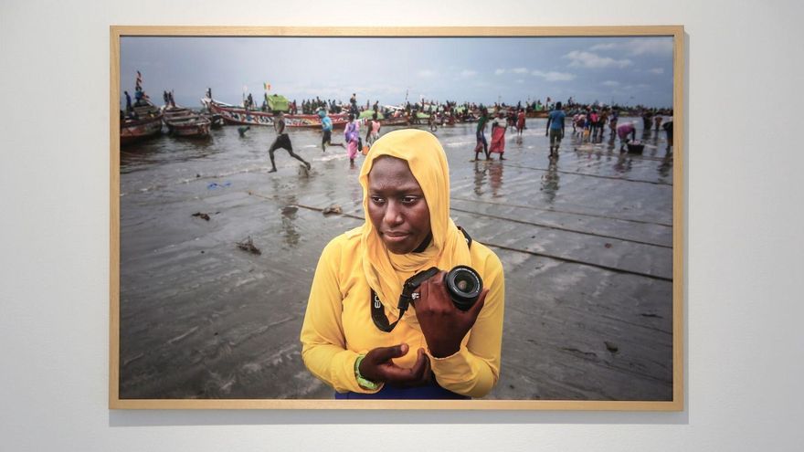Fotografía de 'Ellas quieren ser luz', en la que se muestra a Hawa, gambiana de 18 años que quiere ser fotoperiodista en una sociedad patriarcal, durante una práctica en una playa.