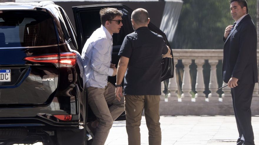 Santiago Caputo mantiene un espía como custodio mientras sigue vigente el polémico DNU de la SIDE