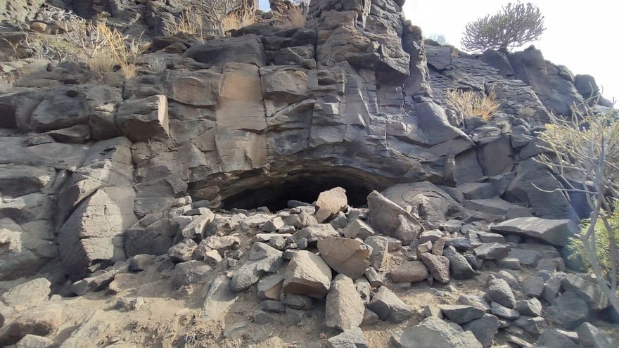 Entrada y entorno de la cueva.