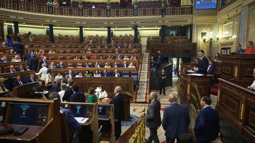 Los diputados de Vox entran al pleno tarde mientras el presidente del Gobierno.