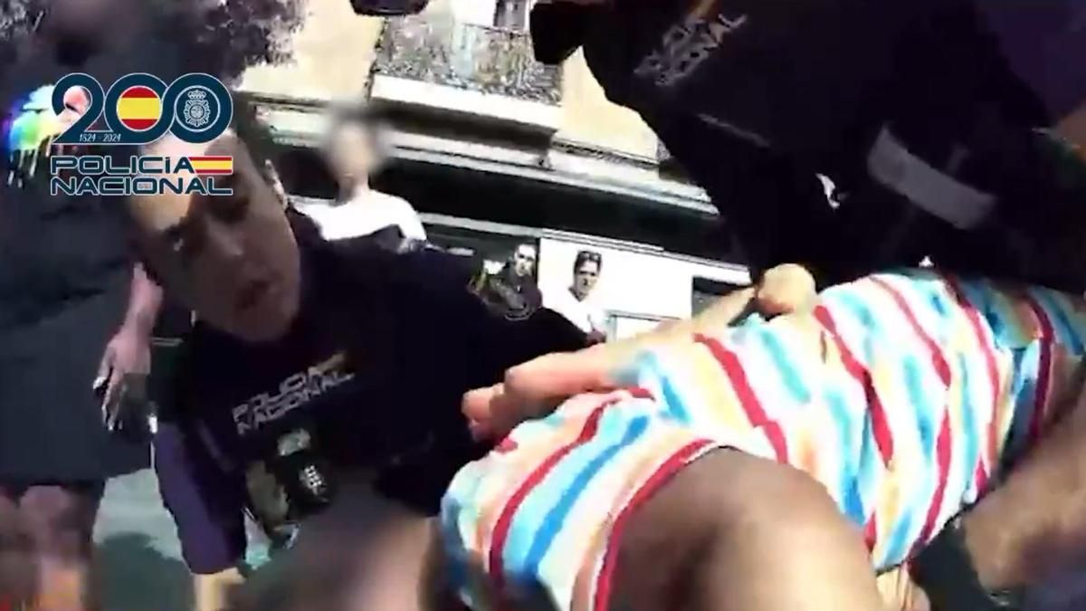Rescate a contrarreloj en la plaza de la Luna: dos policías salvan la vida a un bebé atragantado que no respiraba