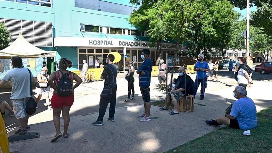 Más seguridad y dos cuadras de fila: las Unidades Febriles de la Ciudad tras la agresión a un médico