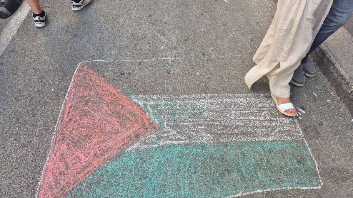 Bandera palestina dibujada sobre el asfalto